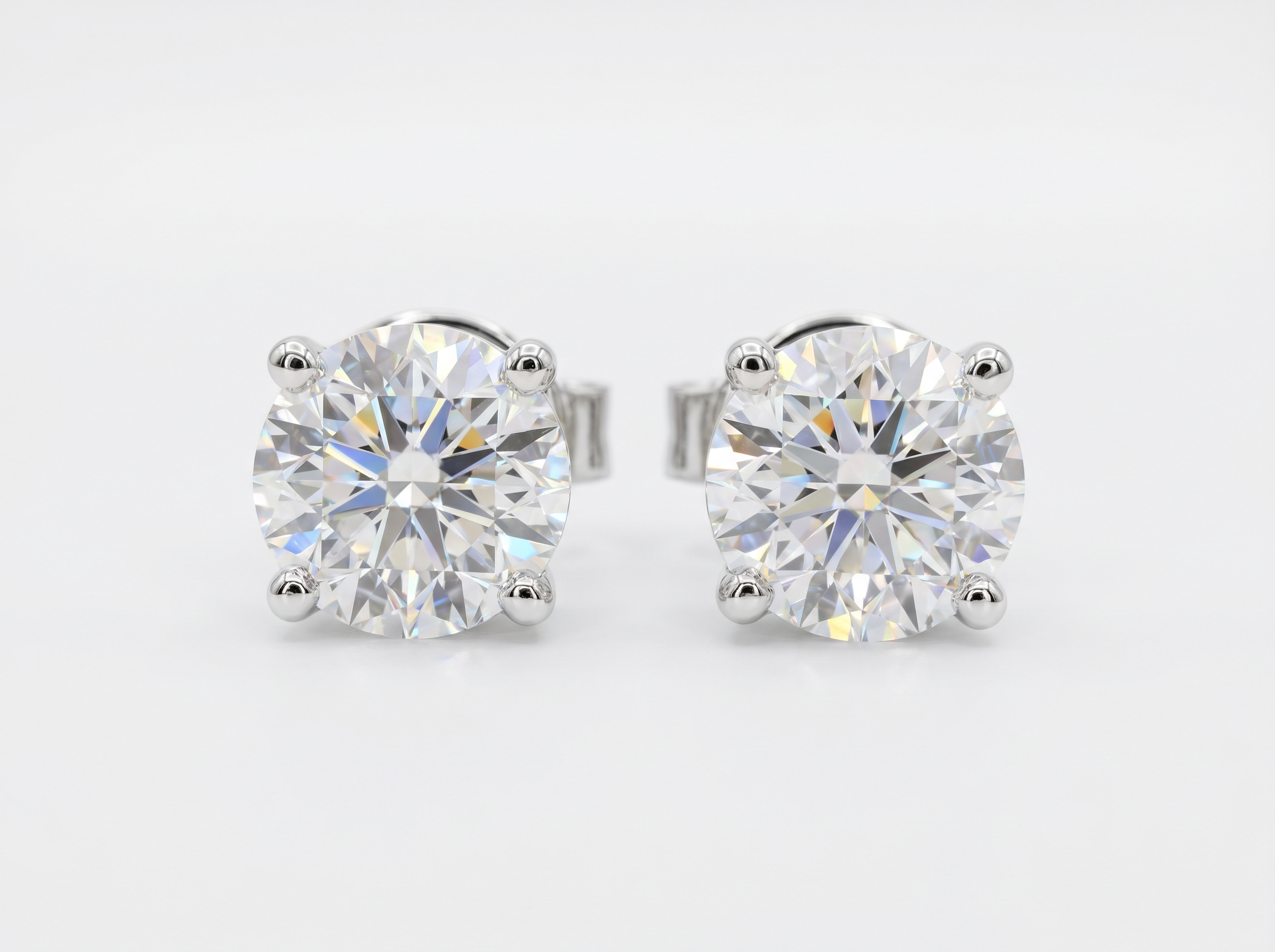 Round Brilliant Diamond Stud Earrings in 18K white gold